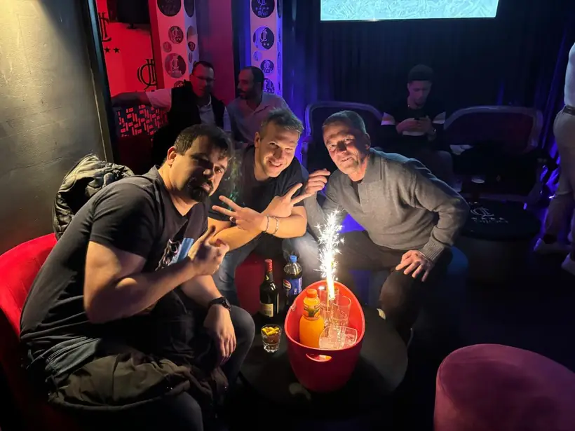 Une bouteille avec un cierge magique sur une table, ambiance de soirée