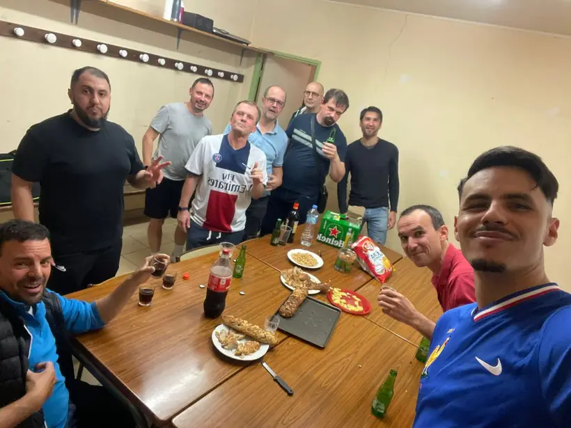 Les joueurs autour d'une table après le match