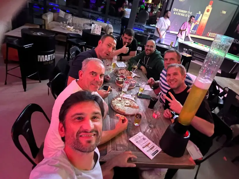 Selfie de groupe à table au restaurant