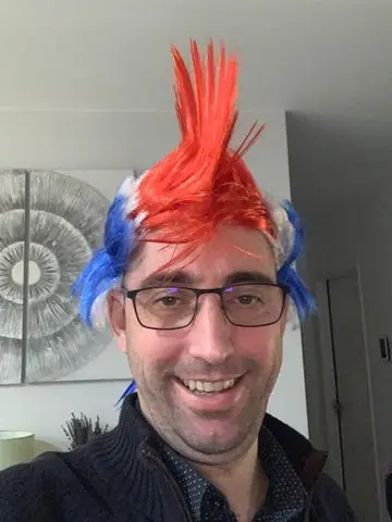 Jerem, le président, avec une perruque crête bleu blanc rouge